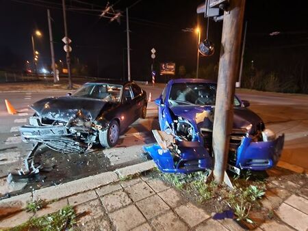 Инцидентът стана при първия светофар на бул Захари Стоянов Тежка катастрофа