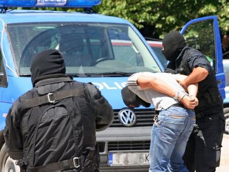 Има арести и в Бургас Часове след като Министерски съвет обяви