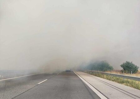 Огромен пожар на магистрала „Тракия“, аутобанът е покрит от димна завеса (СНИМКИ)
