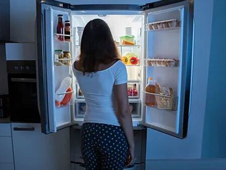 Родители заключиха хладилника на болната си дъщеря
