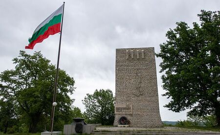 Кръшните хора́ на България опасват Петрова нива по повод 120 години от Илинденско-Преображенското въстание