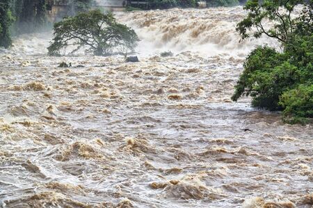 Евакуираха 2400 души, заради наводнения