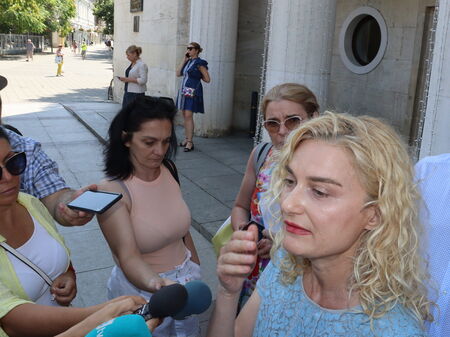 Треперещата като лист Зарица Динкова обяви, че няма да подаде оставка и не отговори адекватно на нито един въпрос