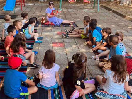 Ученици четат приказки на малчуганите в бургаските детски градини