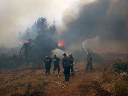 Гърция води война с пожарите, а най-горещото време тепърва предстои