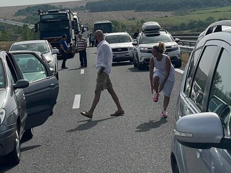 Не се съобщава за пострадали хора към момента Камион за