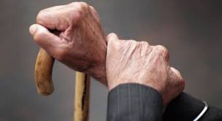 Нападнаха самотен пенсионер заради един телефон