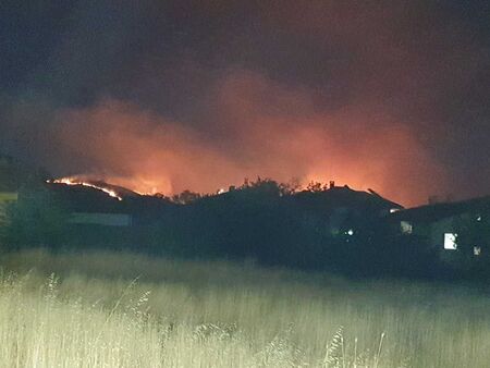 Огромни пожари вилнеят в селата Венец и Церковски, Карнобатско