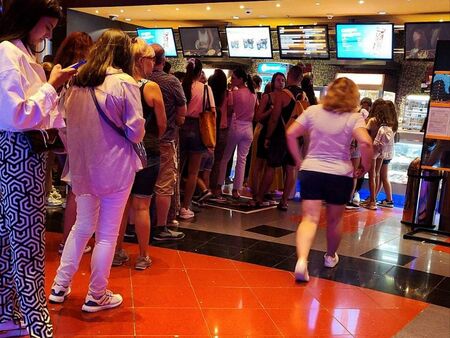 Лошото време напълни мол „Галерия“, дълги опашки се вият пред киното, не е заради „Барби“