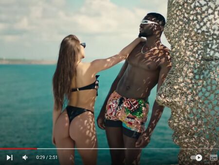 Нигериецът Дуру от нарко ОПГ-то в Слънчев бряг пръскал сексапил в новия клип на Галин и Емилия
