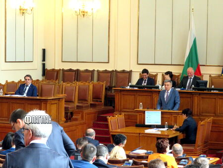 Предизвика забавление в президиума на парламента Председателят на ДПС Мустафа