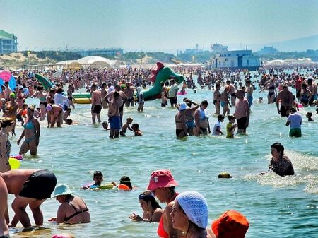 Тази страна е във война, но Черно море ври от туристи