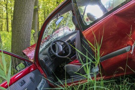 Трагедия във Варна: Кола се заби в дърво, почина 21-годишна жена