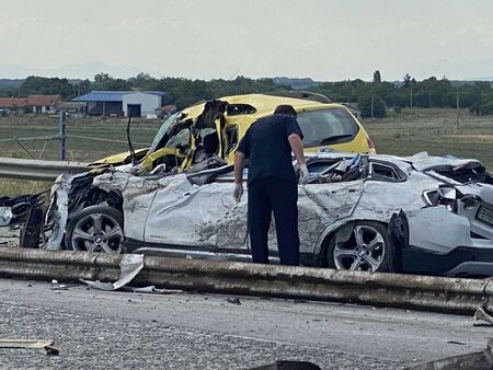 Трафикът се пренасочва в аварийната лента и се регулира от