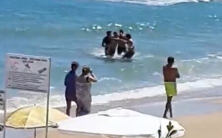 Плажът в Поморие здраво претъпкан! Спасител извън смяна и френски турист се биха за места