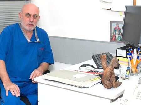 Бургаски лекар предлага безплатно лечение на обезобразеното с нож момиче