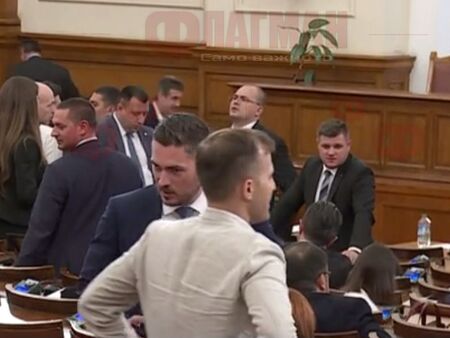 Депутатите си прекъснаха ваканцията заради кървавата драма в Стара Загора