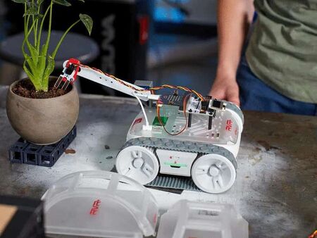 Иновативно! Купуват роботи за обучение на бургаски ученици
