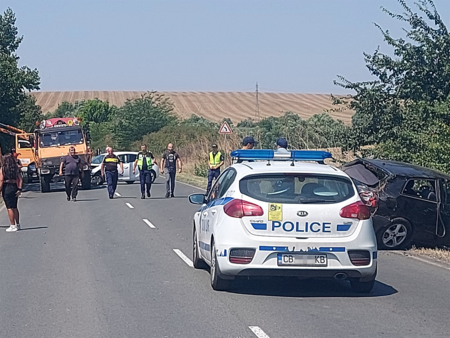 Извънредно! Тежка катастрофа на пътя Бургас-Средец, автомобил е в канавката (ОБНОВЕНА)