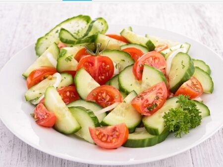 Диетолози обявиха какъв риск се крие, ако ядете краставици и домати така