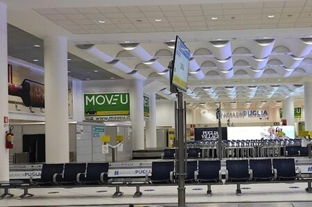 Десетки българи са блокирани на летището в Бари