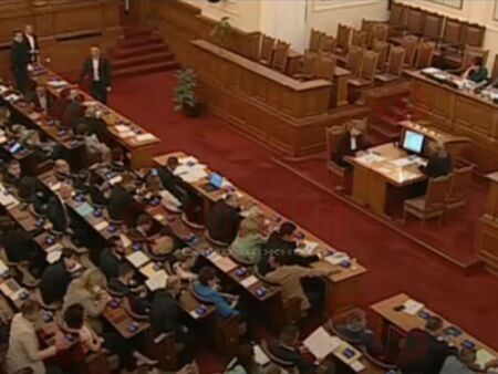 Извънредно заседание на парламента заради агресията срещу Дебора и промените в Наказателния кодекс