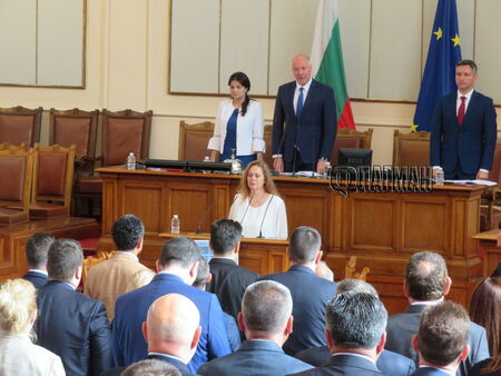 200 заседават извънредно в парламента, нова депутатка положи клетва (НА ЖИВО)