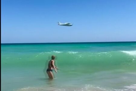 Малък самолет прелетя опасно ниско над плажуващи в Шабла
