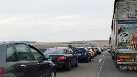 Движението е ограничено само в изпреварващата лента при км 325 Автомагистрала