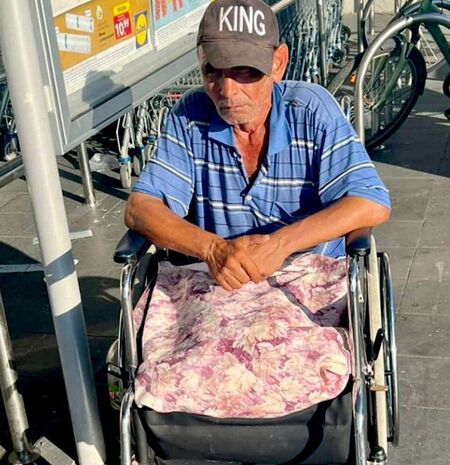 Той отново е инвалид и проси пред голям хипермаркет Мнимият