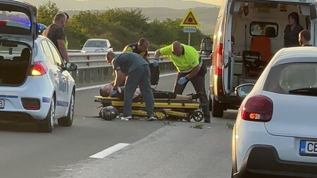 Моторист катастрофира тежко на изхода на Бургас в посока София