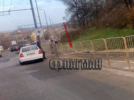 Извънредно! Кола помете велосипедист в бургаския ж. к. "Меден рудник", откаран е с линейка