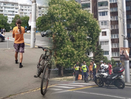 Извънредно! Възрастна жена пострада в Бургас, изскочила пред велосипед на „Takeaway”