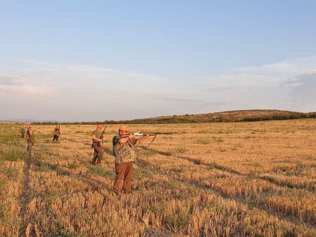 Открива се ловният сезон за пернати, ловците заплашват с протести