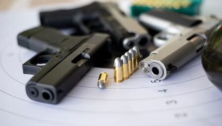НАП продава на търг отнети от МВР пистолети