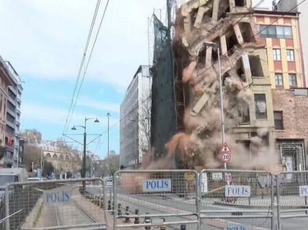 Историческа сграда се срути в Истанбул
