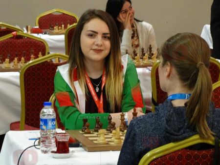 Стискайте палци на Нургюл от „Бургас 64“! Воюва с рускиня за Световната купа по шахмат