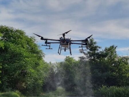 Със земеделски дрон ще се извършват ларвицидни обработки срещу комари над бургаските езера