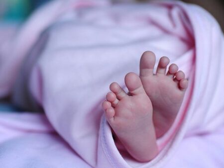 Четирима остават в ареста заради скандала с продажба на бебета в Гърция