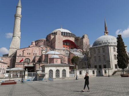Ремонтират "Света София" в Истанбул