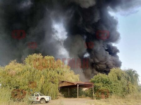 Бурният вятър създава сериозни проблеми на пожарникарите Огромен пожар гори