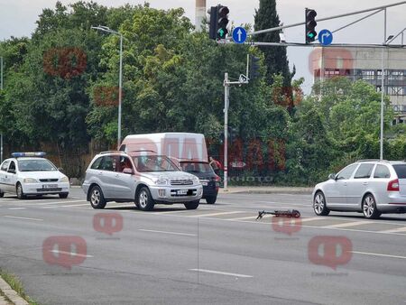 Ударът е бил доста силен водачът на тротинетката буквално се