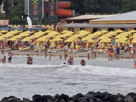 Червен флаг по Южното Черноморие, но плажовете в този курорт са пълни до краен предел