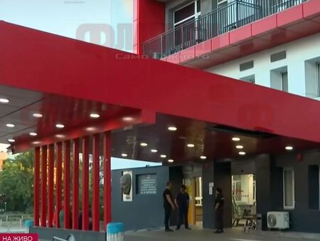 Лекарите са направили операция на ръката й и на гръдния