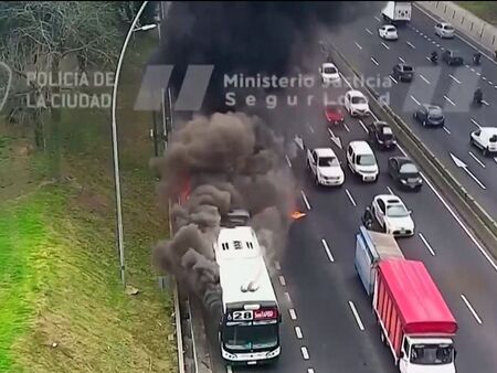 Автобус се запали в движение на магистрала