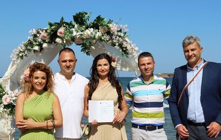 Булка пристига с джет за сватбата си в Ахтопол