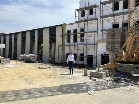 Кметът Димитър Николов инспектира строителните дейности в училището в кв. Сарафово