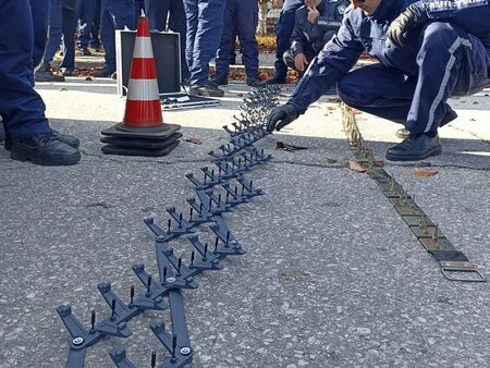 Вижте как в Гърция се борят с нелегалните мигранти