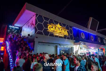 Стотици чакат на опашка всяка вечер, за да влязат в Gabana на Слънчев бряг