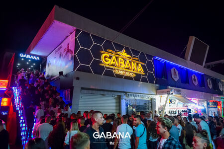 Стотици чакат на опашка всяка вечер, за да влязат в Gabana на Слънчев бряг